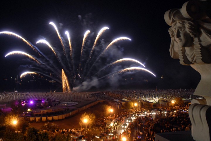 La Notte Rosa, fuochi d'artificio dal Grand Hotel di Rimini foto di R. Gallini