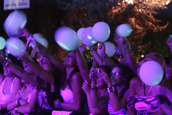 La Notte Rosa, pubblico di un concerto in Piazzale Fellini foto di P. Bove
