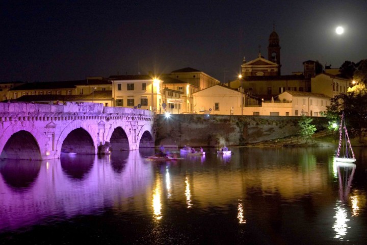 La Notte Rosa, il Ponte di Tiberio illuminato foto di P. Bove