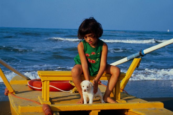 al mare con un cucciolo foto di PH. Paritani