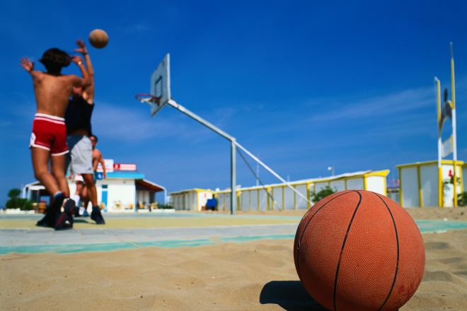 Beach basket photos de R. Gallini
