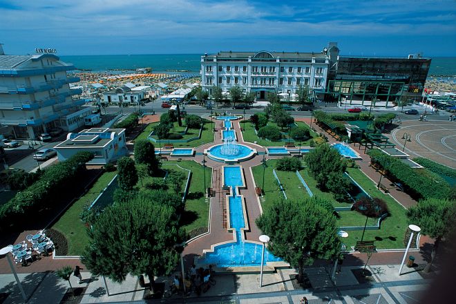 Piazza Primo Maggio, Cattolica photos de T. Mosconi