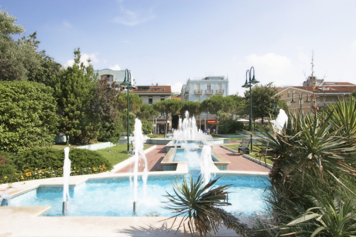 piazza Primo Maggio con fontanta - Cattolica Foto(s) von PH. Paritani