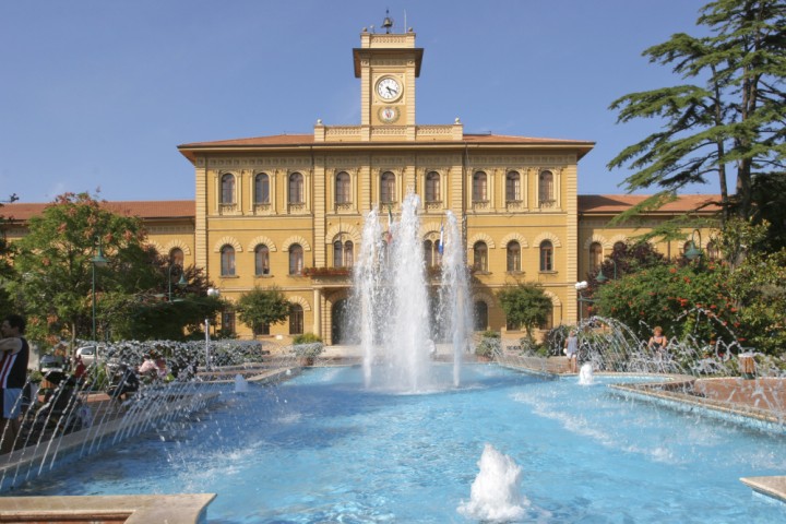 piazza F. Roosevelt con fontana - Cattolica photos de PH. Paritani