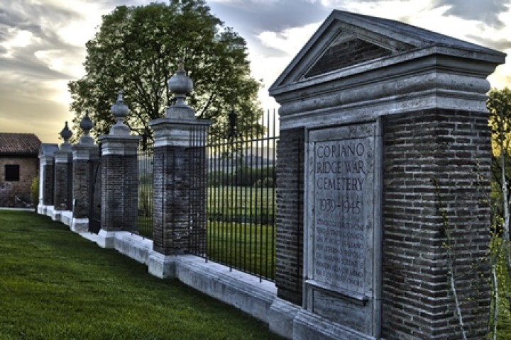 English war cemetery photo by Simone Bellotti