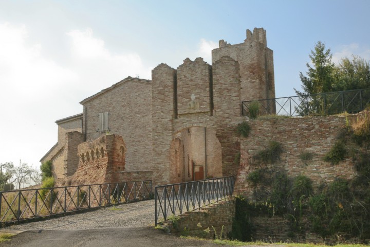 Mura del castello, Coriano foto di PH. Paritani