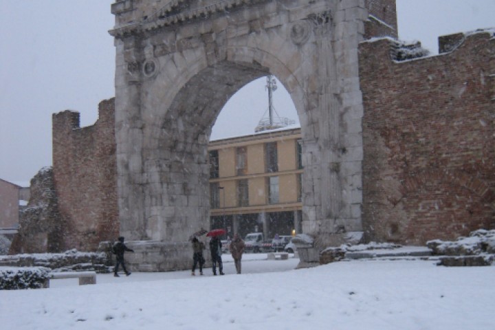 Rimini, Arco d'Augusto sotto la neve foto di L. Pollio