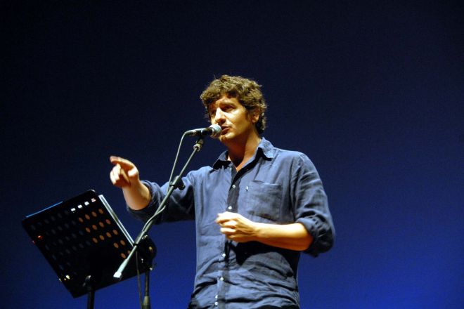 Fabio De Luigi per La Notte Rosa, Rimini photos de V. Raggi