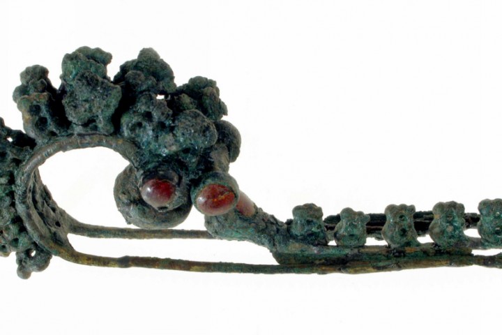 Bronze and amber fibula, Verucchio photo by Archivio Provincia di Rimini