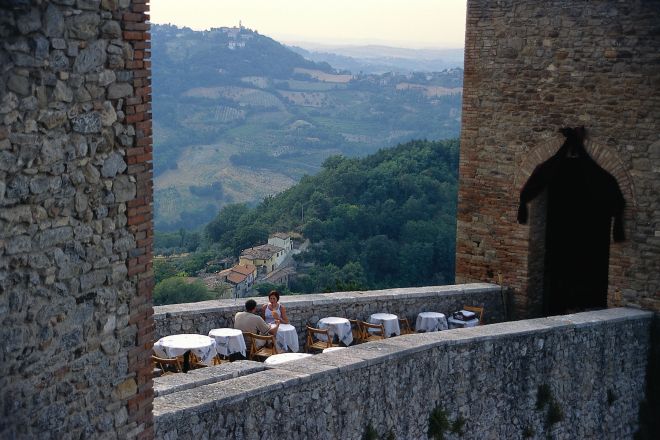 A tavola nel borgo di Montefiore Conca Foto(s) von L. Bottaro