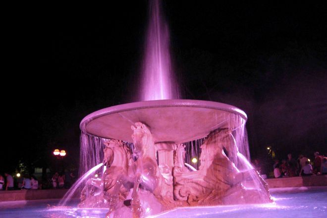 Fontana dei quattro cavalli illuminata nella notte rosa, Rimini photos de D. Piras