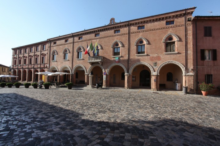 piazza Malatesta, Verucchio photo by PH. Paritani