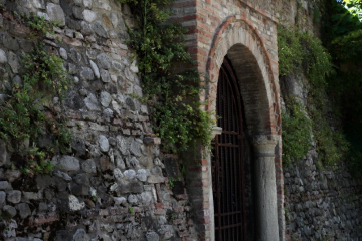 Entrata alle grotte tufacee,  Santarcangelo di Romagna foto di PH. Paritani