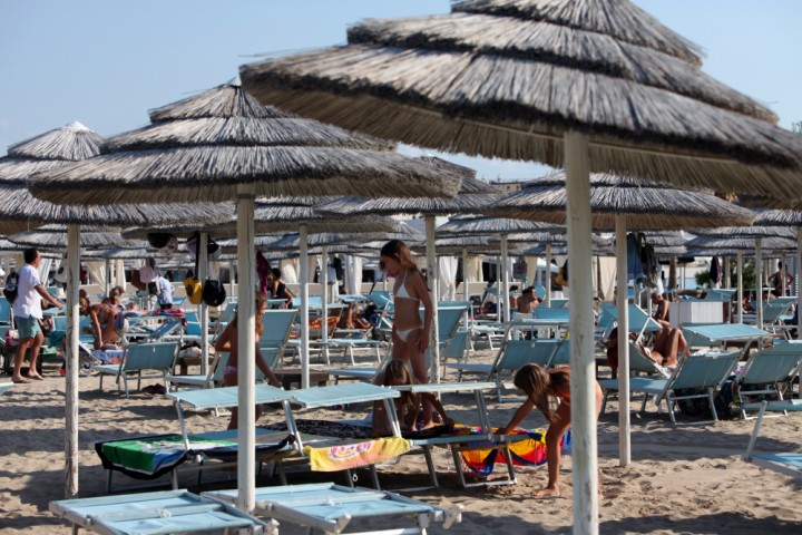 Bagnanti in spiaggia - Rimini photos de PH. Paritani