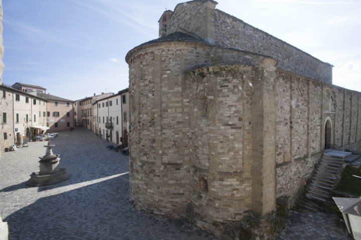 San Leo, centro storico, la piazza e la pieve Foto(s) von PH. Paritani