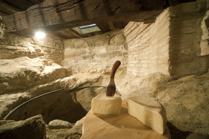 Talamello, formaggio di fossa Ambra di Talamello foto di PH. Paritani