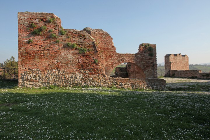 Mura del castello, Coriano foto di PH. Paritani