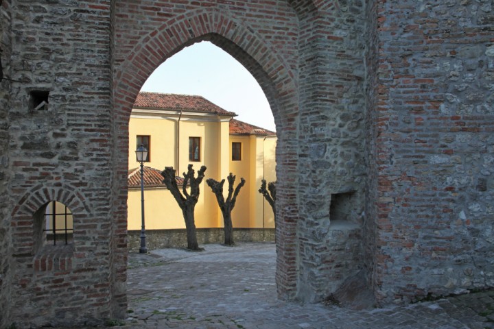 Porta di Montecolombo foto di PH. Paritani