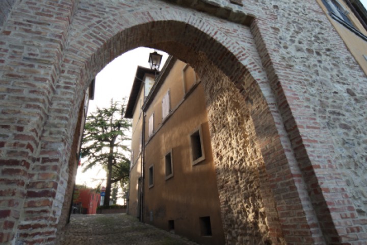 Entrance gate to Montecolombo photo by PH. Paritani