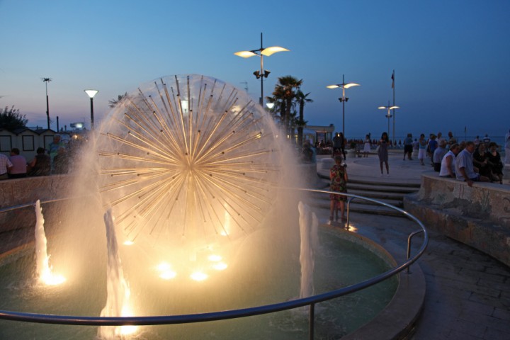 Piazza con fontana in notturna - Misano Adriatico Foto(s) von PH. Paritani