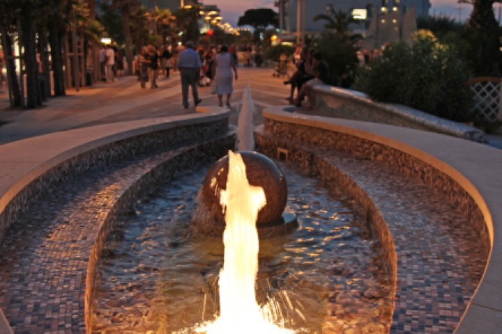 Lungomare in notturna Misano Adriatico - fontana Foto(s) von PH. Paritani