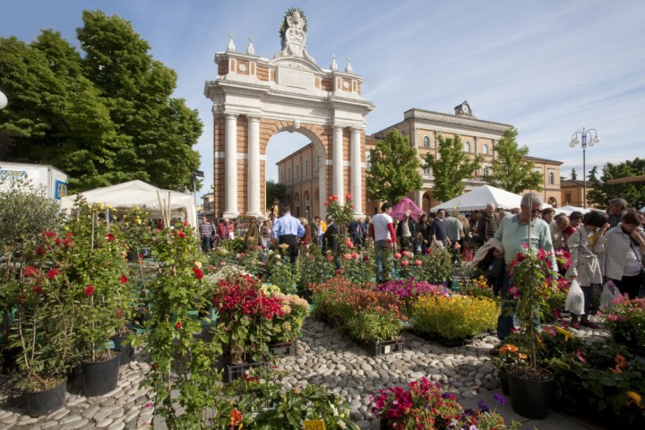 balconi fioriti e arco Ganganelli, Santarcangelo di Romagna foto di PH. Paritani