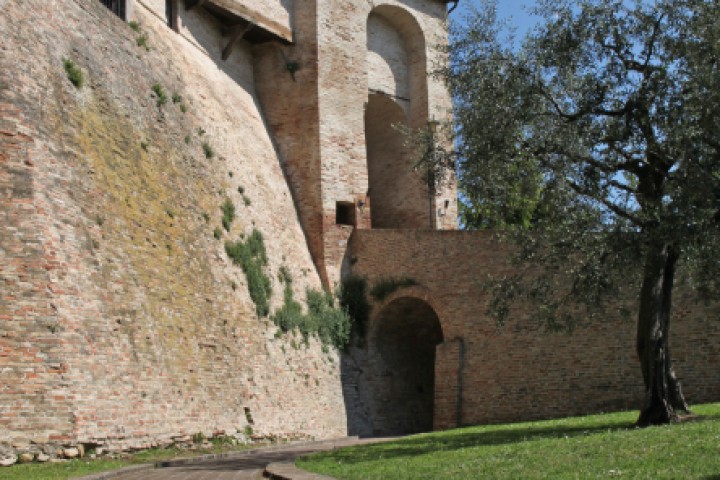 Entrance gate to Montegridolfo photo by PH. Paritani
