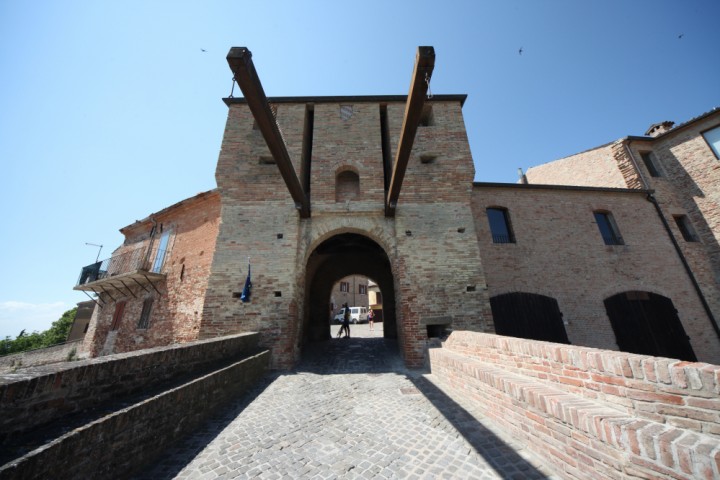 Entrance gate to the village, Mondaino photo by PH. Paritani