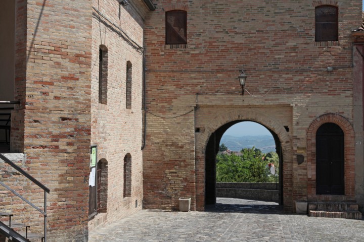 Entrance gate to the village, Mondaino photo by PH. Paritani