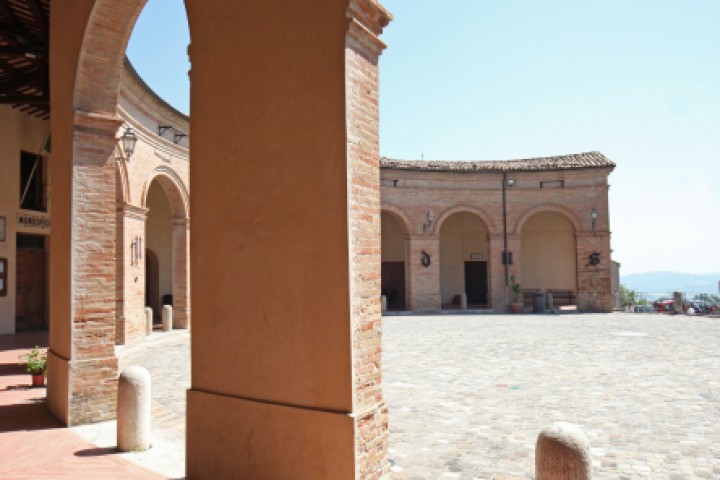 Piazza Maggiore, Mondaino foto di PH. Paritani
