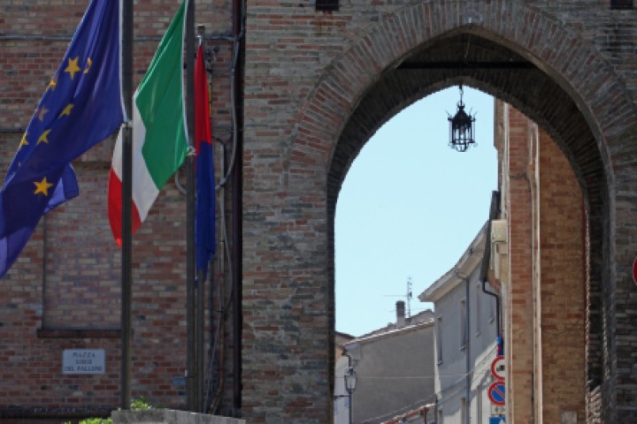 Entrance gate to Saludecio photo by PH. Paritani