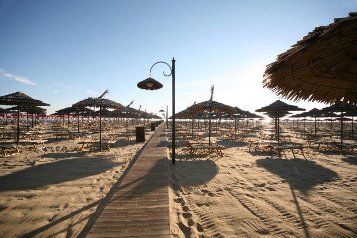 Rimini beach and sun umbrellas photo by PH. Paritani