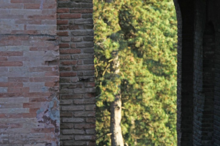 Entrance gate to Saludecio photo by PH. Paritani