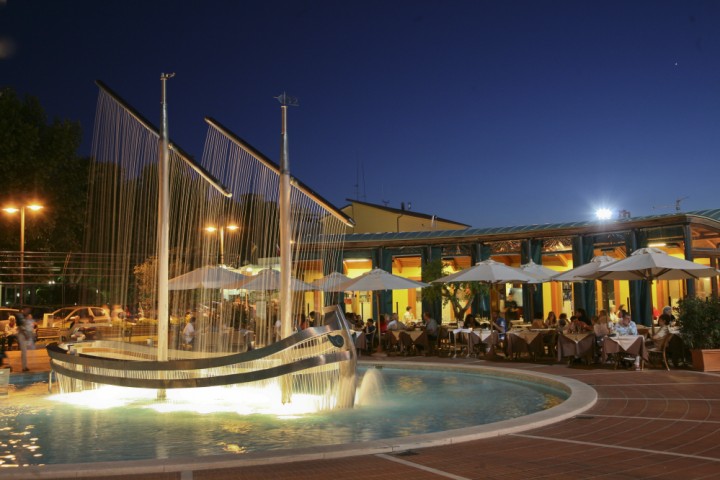 Piazza del Porto nottuna - Cattolica photos de PH. Paritani