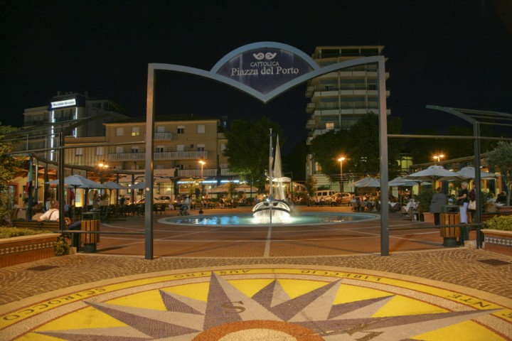Piazza del Porto nottuna - Cattolica photos de PH. Paritani