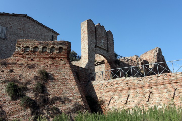 Mura del castello, Coriano foto di PH. Paritani