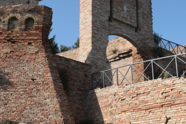 Mura del castello, Coriano foto di PH. Paritani