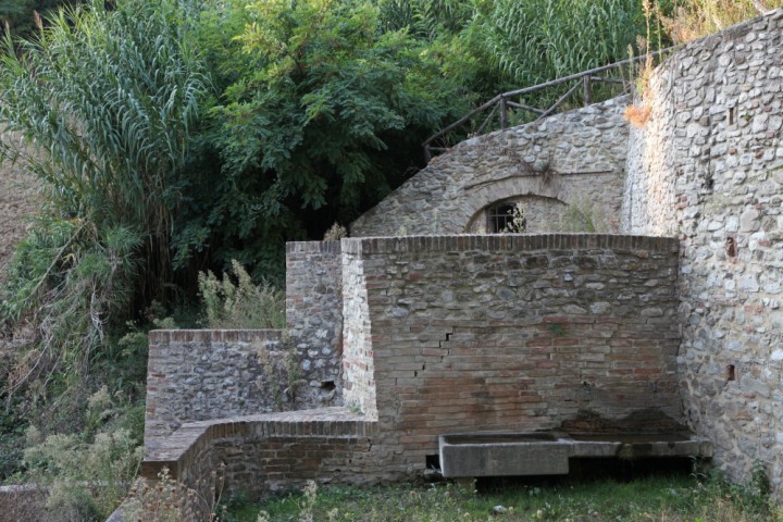 Old Public washing troughs, Montecolombo photo by PH. Paritani