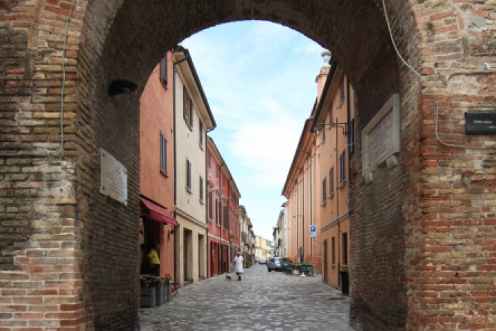 Porta di ingresso, San Giovanni in Marignano foto di PH. Paritani