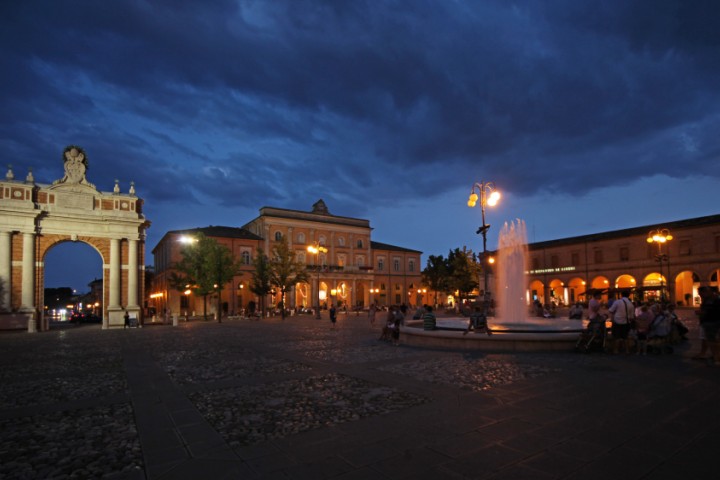 Piazza e arco Ganganelli, Santarcangelo di Romagna foto di PH. Paritani