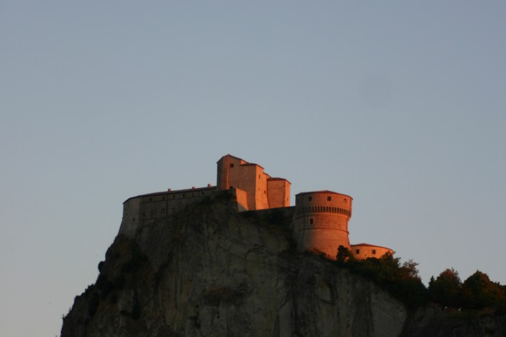 la fortezza di notte, San Leo foto di Archivio Provincia di Rimini