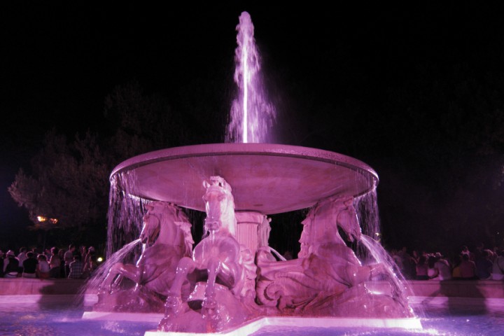 La Notte Rosa, fontana dei 4 cavalli foto di R. Masi