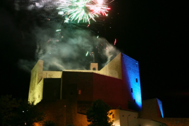 Malatesta Fortress celebrates full moon, Montefiore Conca photo by PH. Paritani