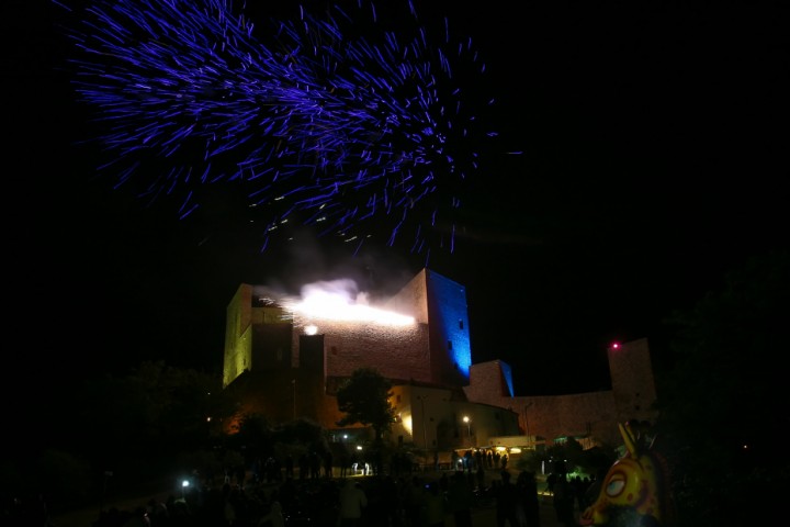 Malatesta Fortress celebrates full moon, Montefiore Conca photo by PH. Paritani