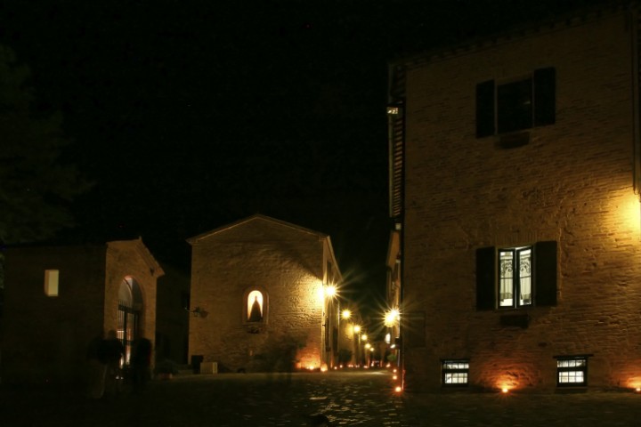 Montegridolfo di notte foto di PH. Paritani