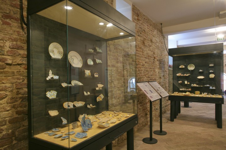 Exhibition of Mondaino majolica photo by PH. Paritani