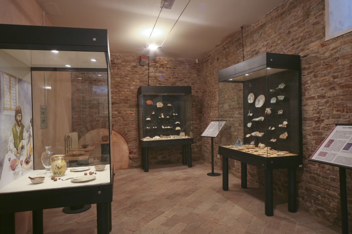 Mostra maioliche, Mondaino foto di PH. Paritani