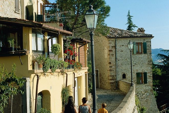 Moat walls, Verucchio photo by T. Mosconi