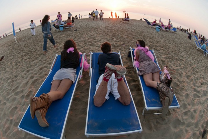 La Notte Rosa, giovani all'alba foto di R. Gallini