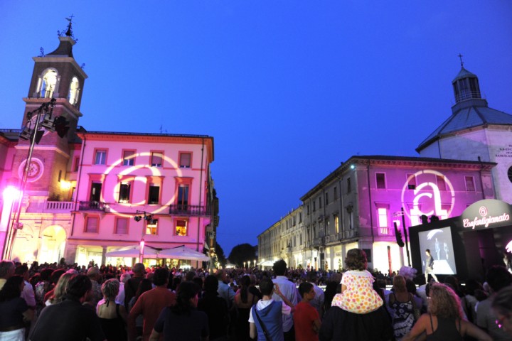 La Notte Rosa in piazza Tre Martiri, Rimini foto di Archivio Provincia di Rimini